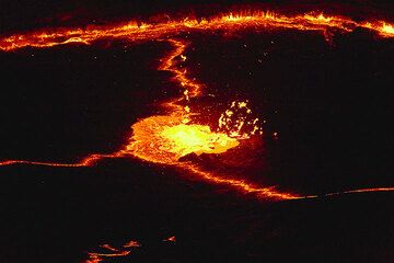 Eine beginnende Lavafontäne in der Seemitte bei Nacht lässt 3 Riftzonen von ihr ausgehend entstehen. (Photo: Tom Pfeiffer)