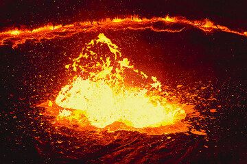 La fontaine de lave nocturne atteint son intensité maximale et mesure près de 10 mètres de diamètre. Il est si lumineux que photographier ceci sans trépied ne pose aucun problème, avec des vitesses d'environ 1/1000 à F4 / 400 ASA... (Photo: Tom Pfeiffer)