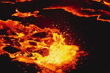 The lava fountain is loosing power, while still drifting towards the right, leaving a wake of disturbed, fresh crust behind. (Photo: Tom Pfeiffer)