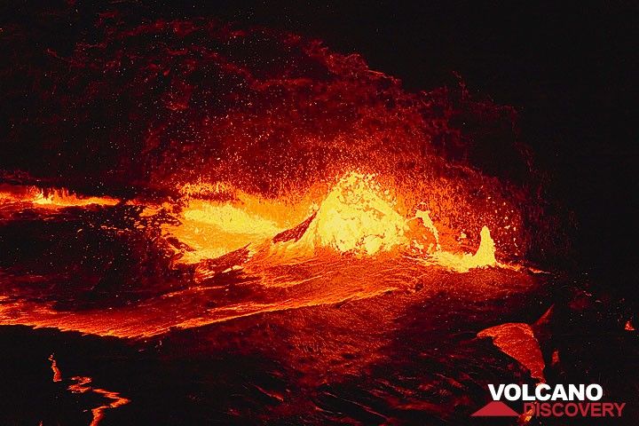 Burbuja de lava explosiva en la fuente al margen del lago (Photo: Tom Pfeiffer)