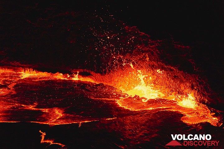 After the violent intermezzo with the central lava fountain, the degassing establishes itself igen at the margin. (Photo: Tom Pfeiffer)