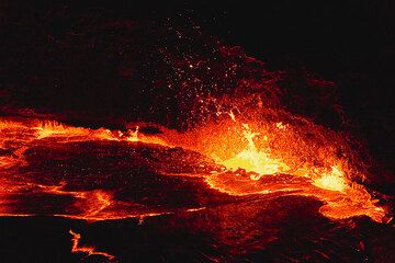 Nach dem beeindruckenden Intermezzo der Lavafontäne in der Mitte des Sees etabliert sich die Entgasung wieder in einer Fontäne am Rand des Sees. (Photo: Tom Pfeiffer)