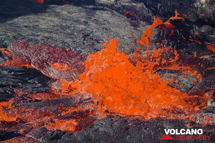 A decreasing lava fountain, surrounded by crust covered with freshly ejected lava. (Photo: Tom Pfeiffer)