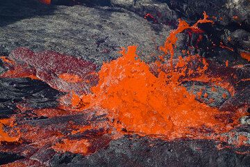 Eine abnehmende Fontäne. Die Oberfläche des Sees ist mit frischen Lavafetzen bedeckt. (Photo: Tom Pfeiffer)