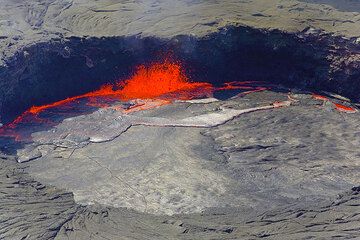 La croûte solide se fragmente à partir de ses marges où le dégazage a repris en une violente fontaine. (Photo: Tom Pfeiffer)