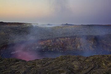 Group of lava watchers on the rim of the crater. (Photo: Tom Pfeiffer)