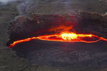 The lava lake and a fountain spattering at the margin of the lake (Photo: Tom Pfeiffer)