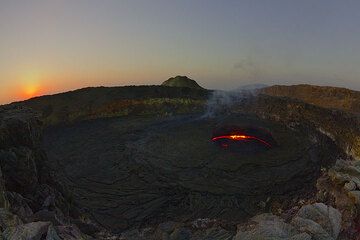 Солнце вот-вот поднимется из-за горизонта. Лавовое озеро большей частью покрыто коркой, а в сухую погоду озеро прекрасно видно. (Photo: Tom Pfeiffer)