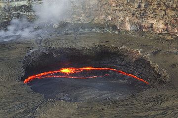 View onto the active pit crater with its lava lake.  (Photo: Tom Pfeiffer)