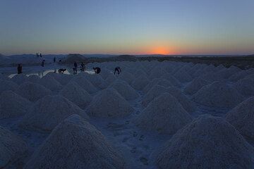 The workers at Lake Afdera start early before sunrise. (Photo: Tom Pfeiffer)