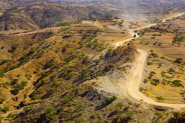 The road from Geralta to Axum (Photo: Tom Pfeiffer)