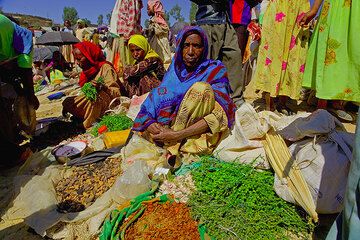 Market woman (Photo: Tom Pfeiffer)