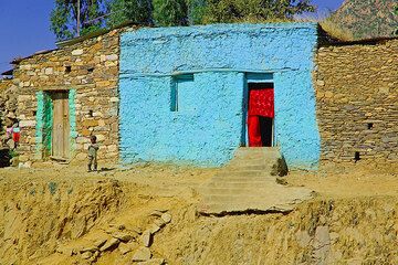 Blue house in Adwa town (Photo: Tom Pfeiffer)
