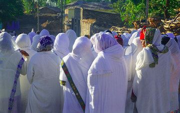 Mujeres vestidas de blanco (Axum) (Photo: Tom Pfeiffer)