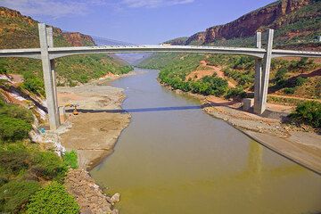 El nuevo puente japonés sobre el Nilo Azul (Photo: Tom Pfeiffer)