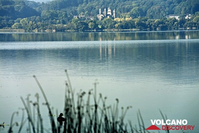 Blick über den Laacher See auf das Kloster Maria Laach (Photo: Tobias Schorr)