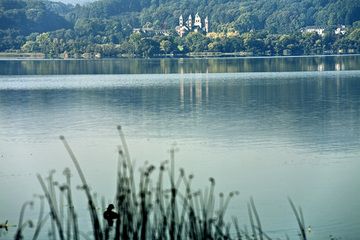 Blick über den Laacher See auf das Kloster Maria Laach (Photo: Tobias Schorr)