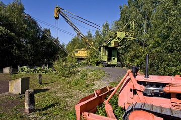 Historic bulldozers and other equipment at a former pumice quarry (Photo: Tobias Schorr)