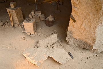 Archäologische Stätte eines römischen Bims-Tuff-Bergwerks bei Meurin. Zu sehen sind antike, römische Werkzeuge, mit denen Bimstuff abgebaut wurde. (Photo: Tobias Schorr)