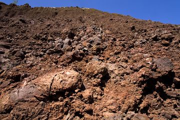 Schlackeschichten und eine vulkanische Bombe des Eppelsbergvulkans (Photo: Tobias Schorr)
