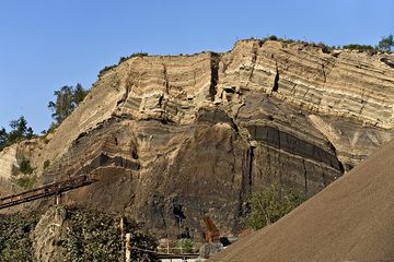 Lava layers of the Eppelsberg volcano (Photo: Tobias Schorr)