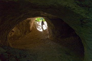 Tom Pfeiffer in einer Trasshöhle des Brohltals (Photo: Tobias Schorr)