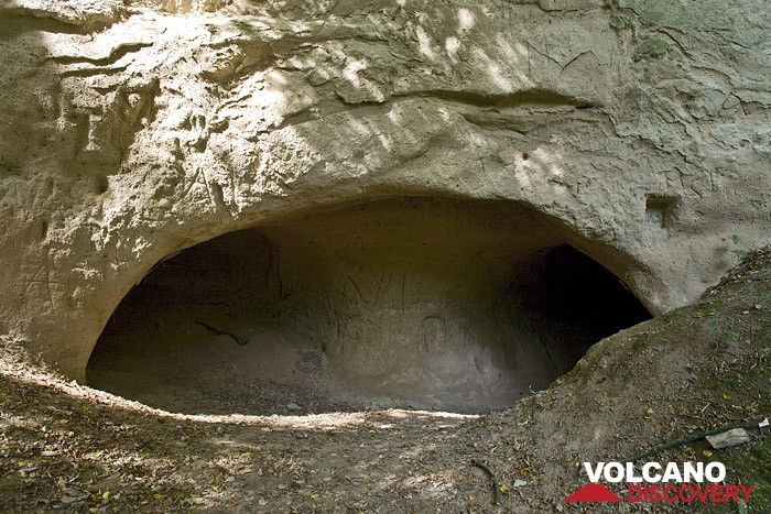 Pumice cave (Photo: Tobias Schorr)