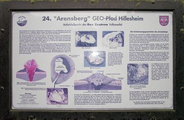 Erklärungstafel zum Arnsberg-Vulkan (Photo: Tobias Schorr)