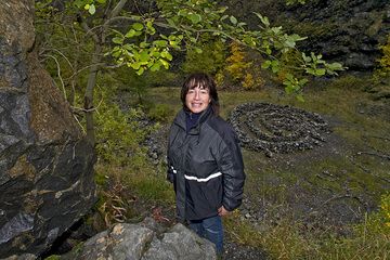 Sabine Gebhardt-Wald dans la carrière du volcan Arnsberg (Photo: Tobias Schorr)