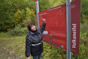Sabine Gebhardt-Wald est guide touristique pour la région de l'Eifel (Photo: Tobias Schorr)