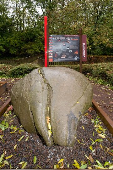 One of the biggest ever found lava bombs in Germany at the village Strohn (Photo: Tobias Schorr)
