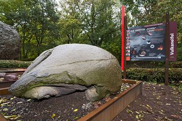One of the biggest ever found lava bombs in Germany at the village Strohn (Photo: Tobias Schorr)