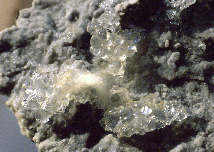 Opale (hyalite) from the German volcano Kaiserstuhl (Photo: Tobias Schorr)