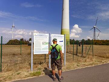 Tom Pfeiffer an einer industriellen Windenergieanlage am Hellerberg. (Photo: Tobias Schorr)