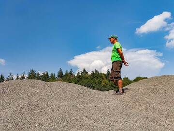 Tom Pfeiffer on the grounded kuselite rocks. (Photo: Tobias Schorr)