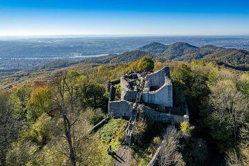 The "lion´s castel" and a great view over the volcanoes of Siebengebirge. (Photo: Tobias Schorr)