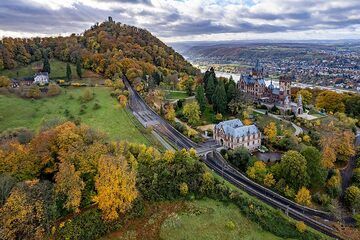 Die Zhanradbahn, die die Besucher zum Drachenfels bringt und das Drachenschloss. (Photo: Tobias Schorr)