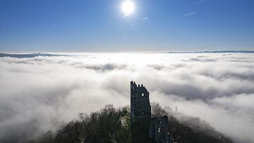 A sea of fog covers the area around Bonn and only the watchtower of Dracon´s rock is visible. (Photo: Tobias Schorr)