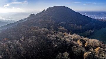 The volcano Wolkenburg ("castle of clouds") in the nature park Seven Hills. (Photo: Tobias Schorr)