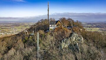 Blick auf den Gipfel des Oelbergvulkans mit der Gaststätte, wo man sich an Spezialitäten erfreuen kann. (Bitte evtl. reservieren!). (Photo: Tobias Schorr)