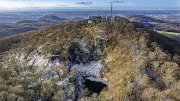 View on the former quarry at the Oelberg volcano top. It is one of the most important geological sites of the area Siebengebirge. (Photo: Tobias Schorr)