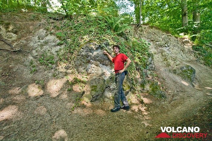 Michael Stoll at a small vent in the Siebengebirge (Photo: Tobias Schorr)