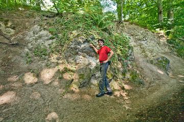 Michael Stoll an einem kleinen ehm. Lavaschlot im Siebengebirge (Photo: Tobias Schorr)