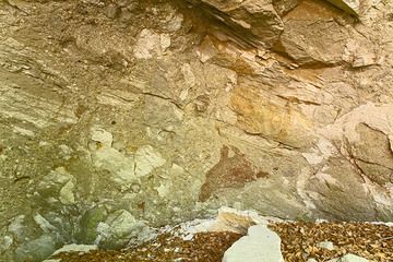 Capas de piedra pómez que se han depositado en un antiguo lago. (Photo: Tobias Schorr)