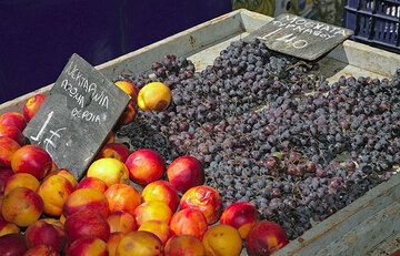 Nectarines and ripe grapes (c)