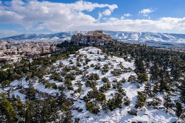 Der schneebedeckte Hügel mit der berühmten Akropolis von Athen dominiert die Hauptstadt Griechenlands. (Photo: Tobias Schorr)