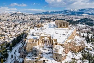 A view over snow covered Athens with its famous ancient Acropolis and the Parthenon temple. (Photo: Tobias Schorr)