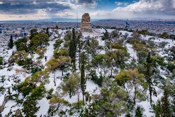 Das Denkmal des Philopappos und der kleine Wald um es herum sind im Januar 2022 schneebedeckt. (Photo: Tobias Schorr)