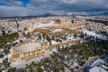 En enero de 2022 tuvimos la gran experiencia de disfrutar de Atenas y sus sitios antiguos cubiertos por una densa capa de nieve. Las fotografías aéreas mostraron la belleza de la famosa ciudad. (Photo: Tobias Schorr)