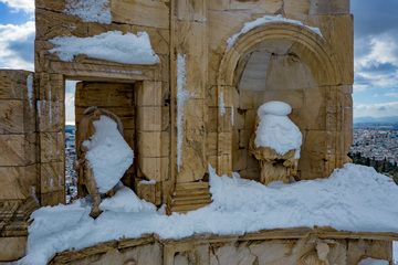 Détail du monument de Philopappos et vestiges des statues de Philopappos et d'Antiochos. Janvier 2022. (Photo: Tobias Schorr)